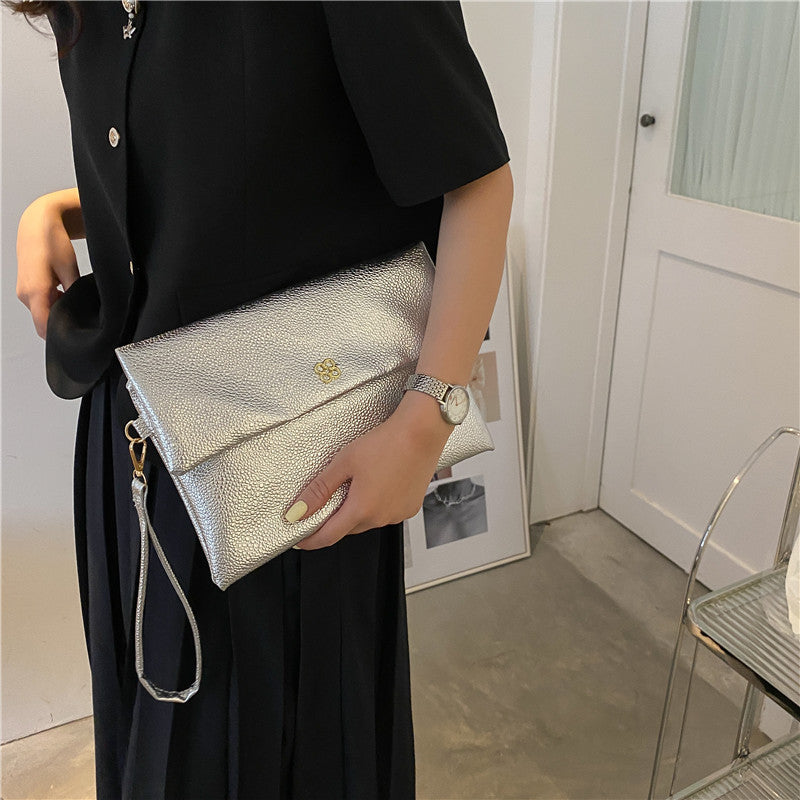 Elegante Texturierte Handgelenk-Clutch Brehn