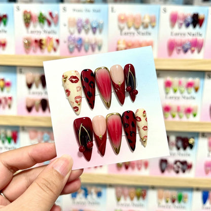 Künstlerisches Press-On Nagelset mit einzigartigen Lippen- und Tierdruckdesigns