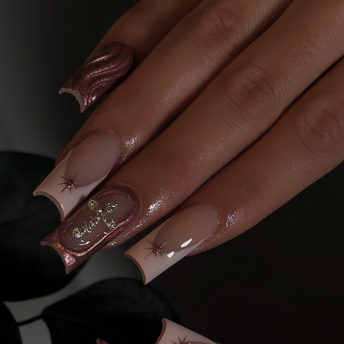 Dekorative lange skulptierte Nagelkunstverzierungen Brehn
