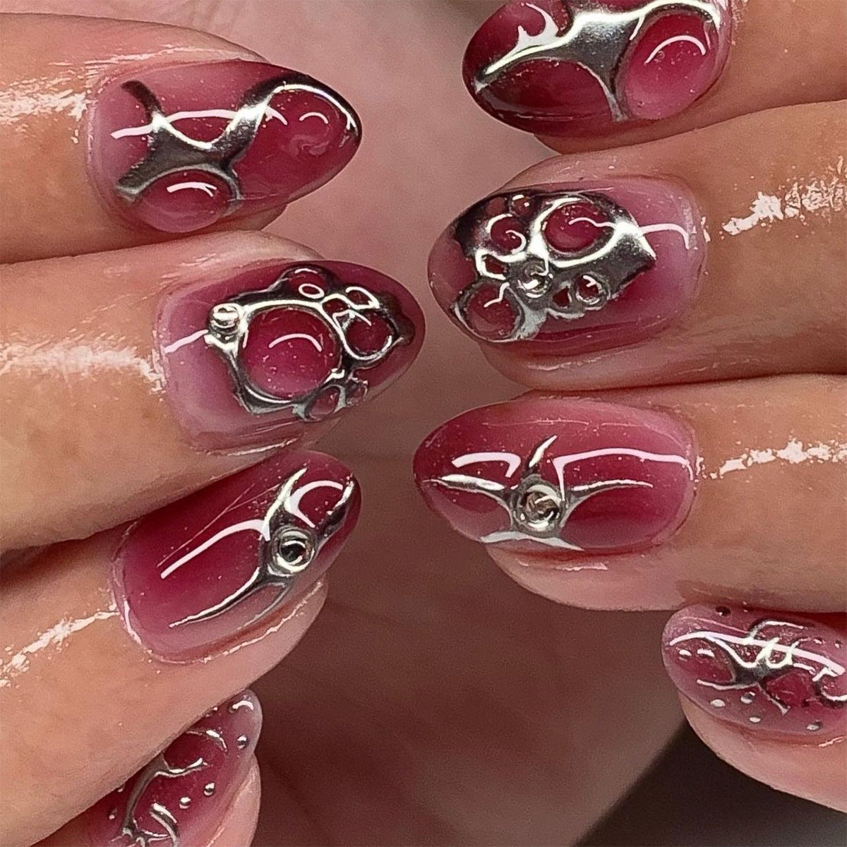 Kunstvolle Nagelkunst mit metallic Akzenten Brehn