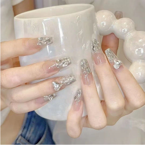 Kunstvolle Nagelkunst mit Glitzer- und Blumenapplikationen Brehn