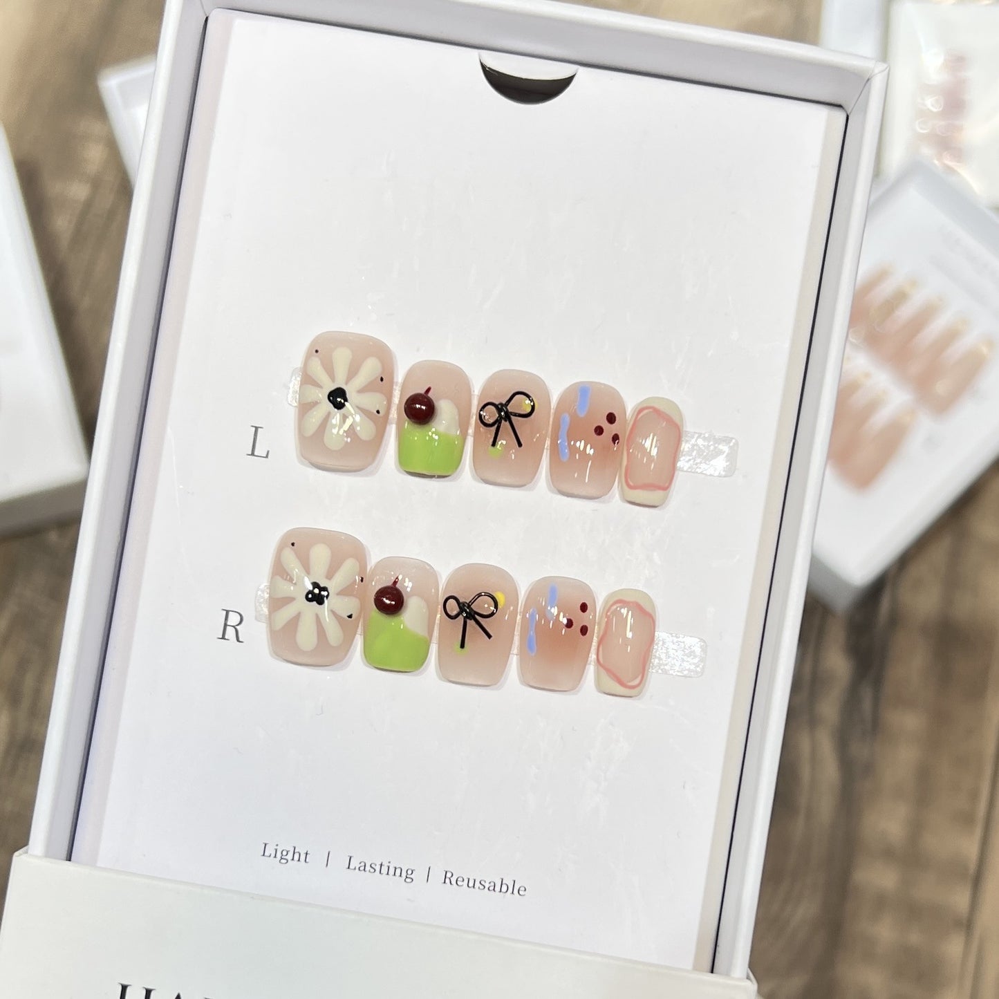 Künstlerisches Florales Press-On Nagelset mit Wiederverwendbarem Design Brehn