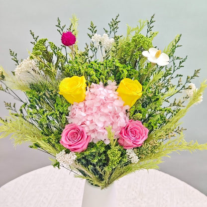 Lebhaftes gemischtes Blumenarrangement