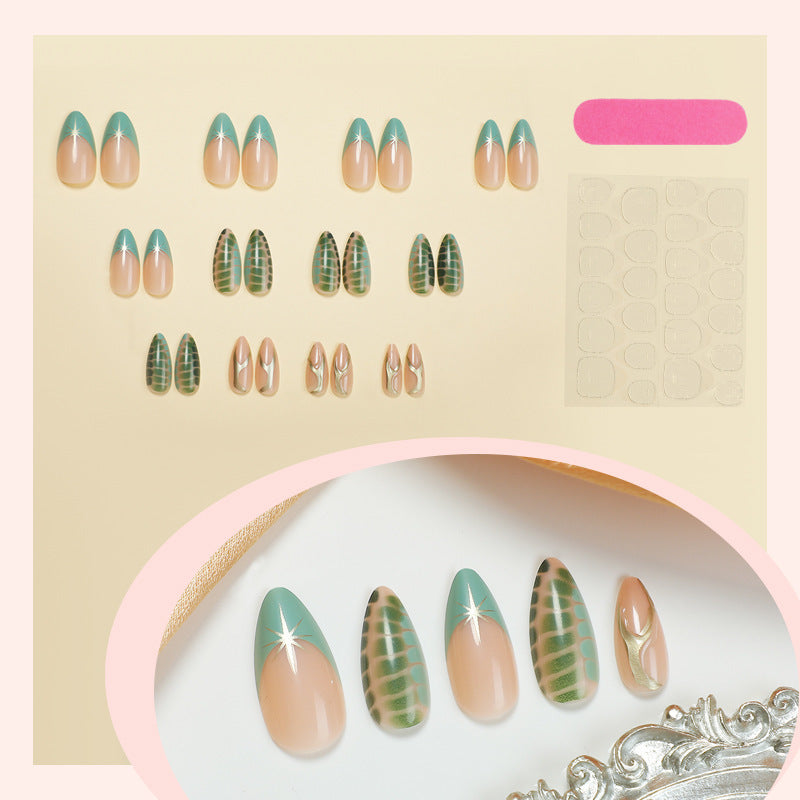 Kunstnagelset mit kreativem Blatt-Design und eleganten Glitzerakzenten Brehn