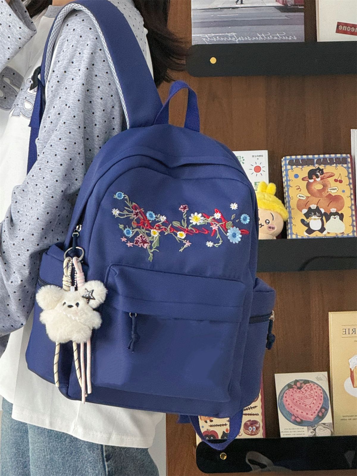 Blumenbestickter Schulrucksack