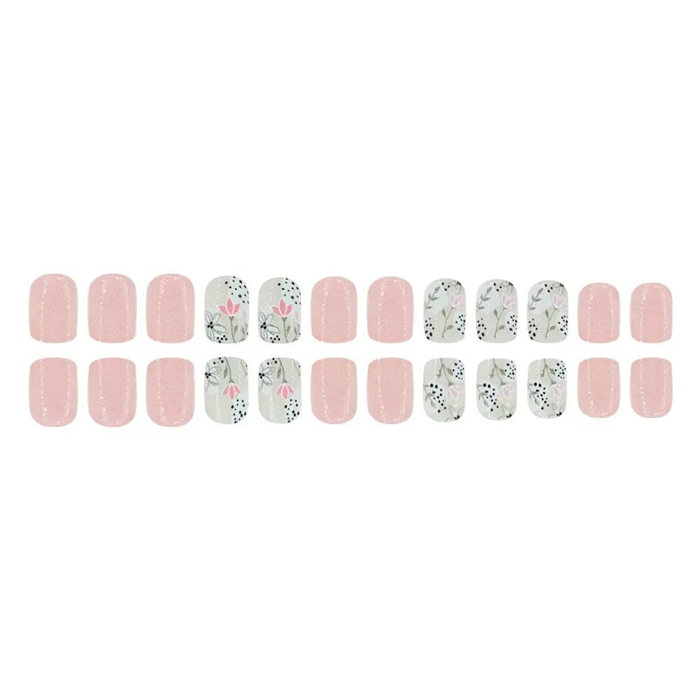 Kunstnagelset mit floralen Designs und elegantem Finish Brehn