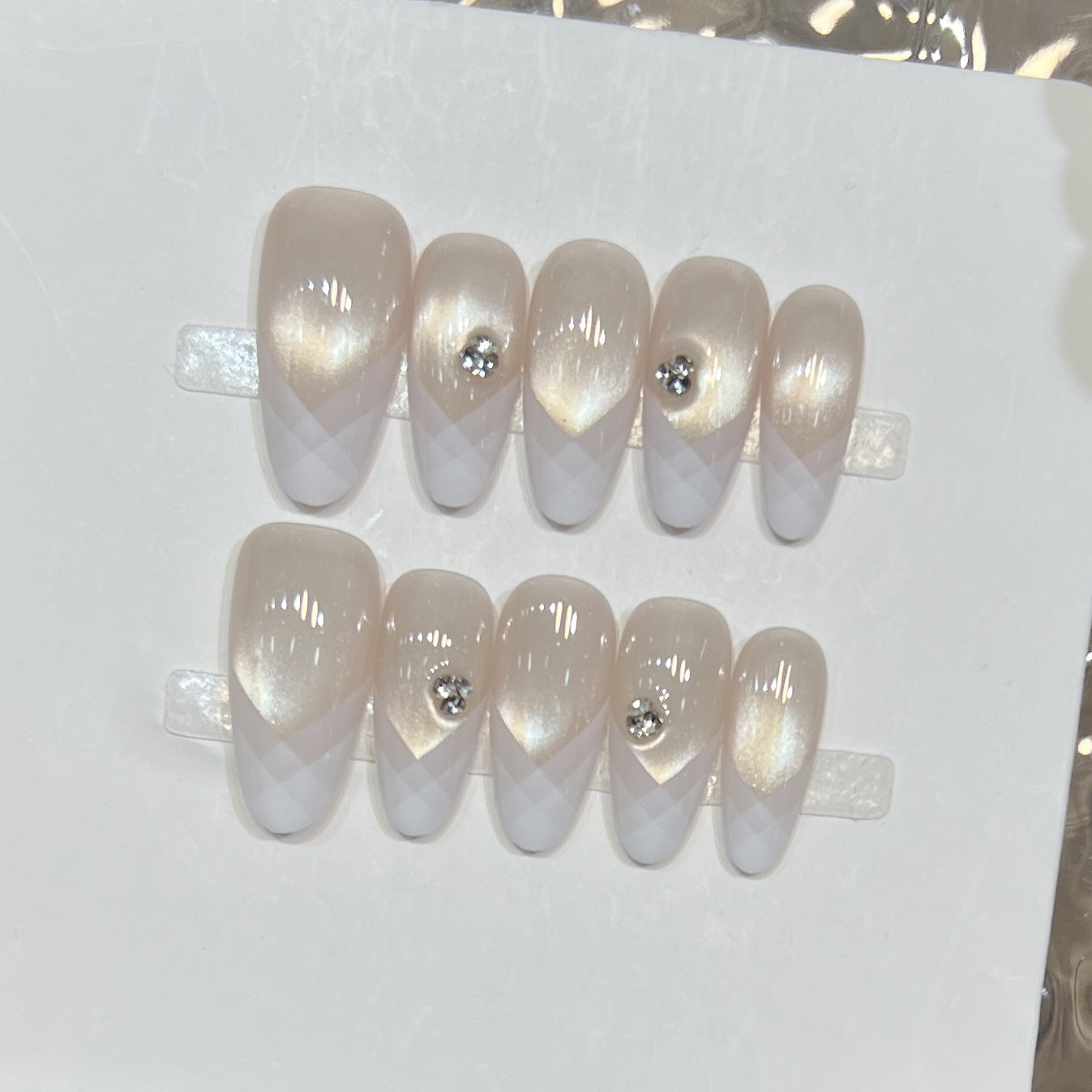 Elegantes geometrisches Press-On-Nagel-Set mit Strassdetails Brehn