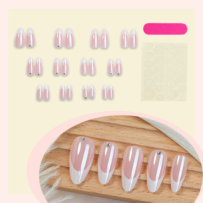 Kunstnagelset mit eleganten französischen Spitzen und Glitzerakzenten Brehn