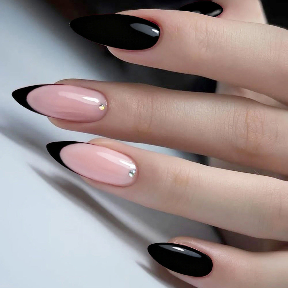 Kunstnagelset mit elegantem Schwarz-Pink Design und strassbesetzten Akzenten Brehn
