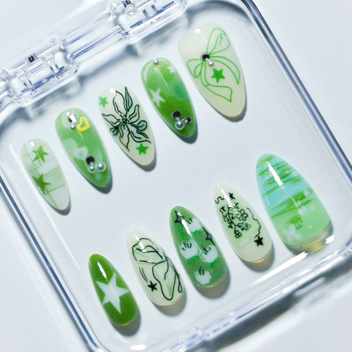 Künstlerische grüne Nagelverbesserungen Brehn