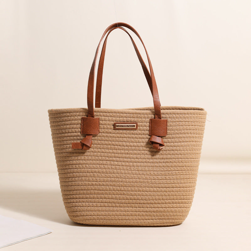Damen Handtasche aus strukturiertem Naturmaterial mit braunen Lederriemen Brehn