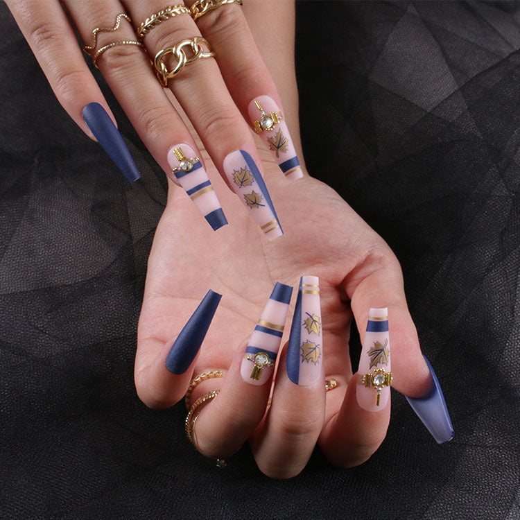 Kunstnagelset mit elegantem Laubdesign und mattem Finish Brehn