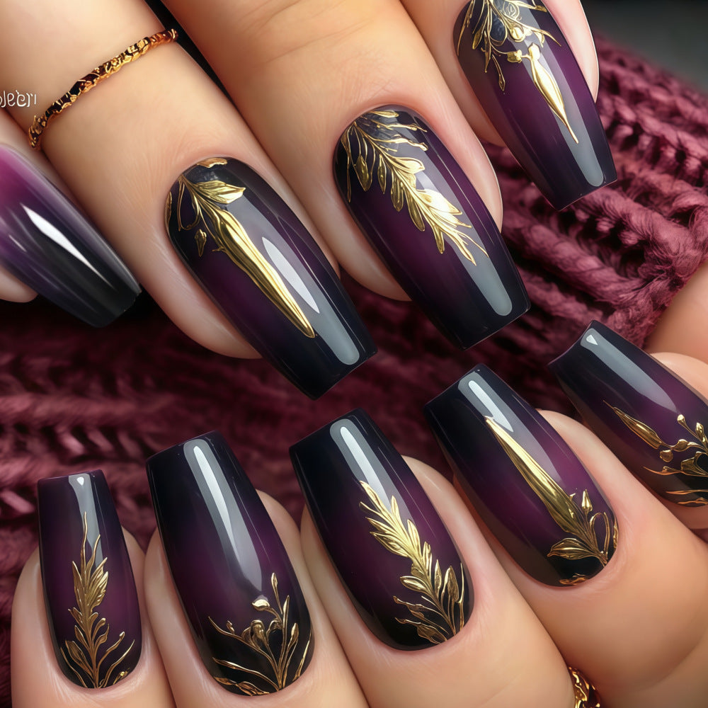 Kunstnägel im eleganten Ombré-Design mit goldenen Akzenten Brehn
