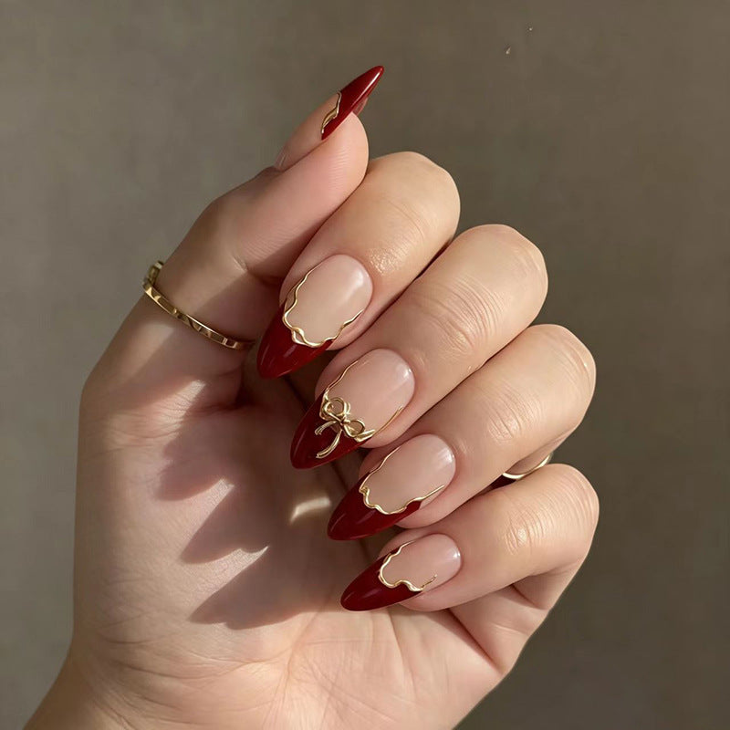 Kunstnagelset mit Blumen- und Golddetails Brehn