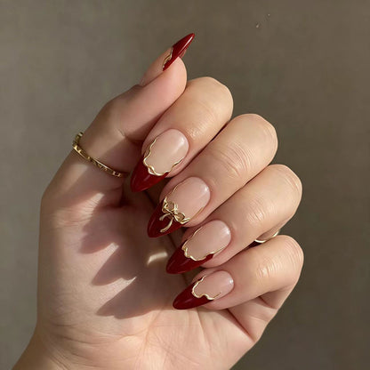 Kunstnagelset mit Blumen- und Golddetails Brehn