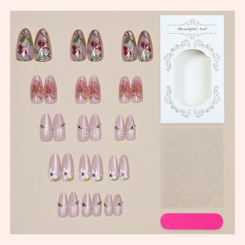 Kunstnagelset mit filigranen floralen Verzierungen und glänzenden Details Brehn