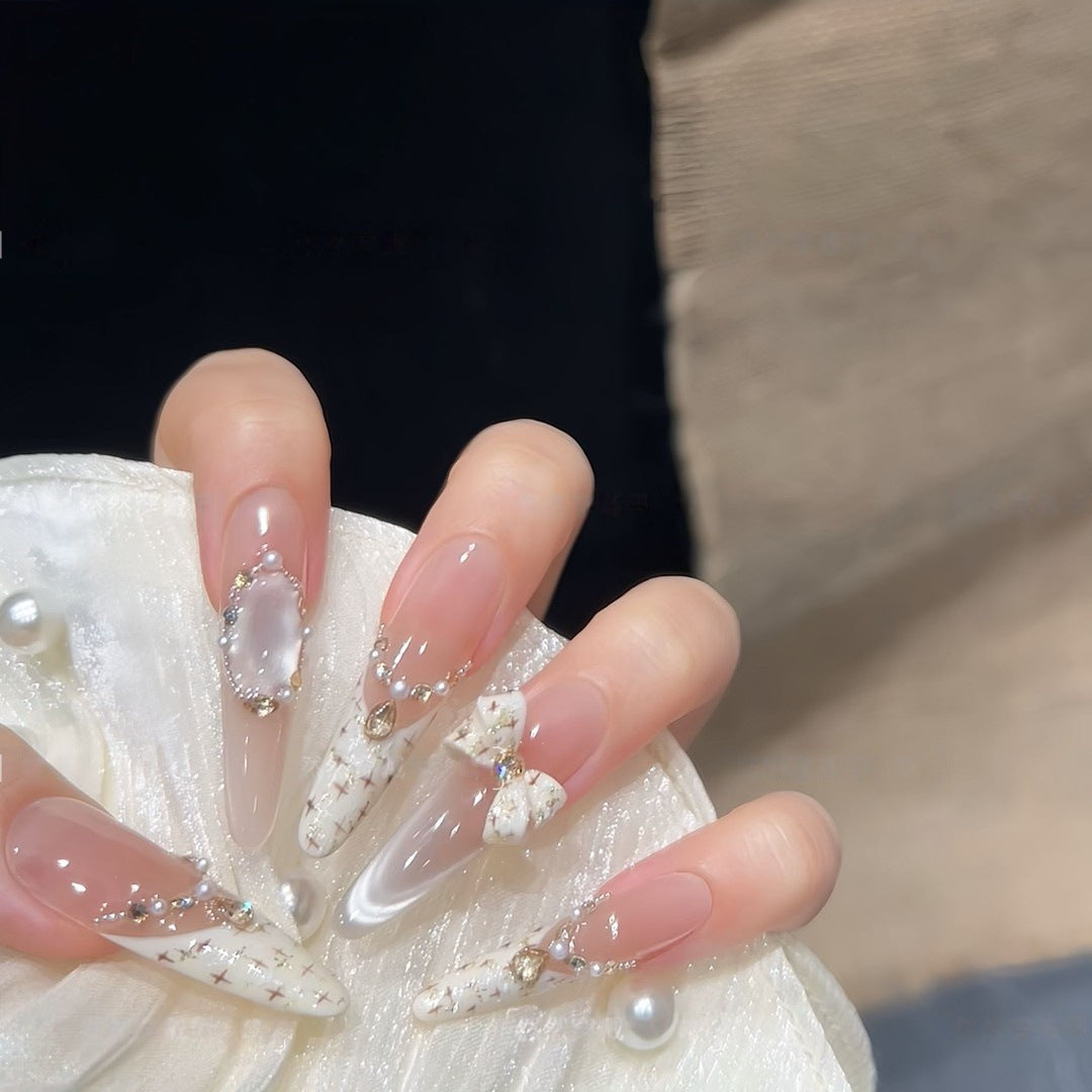 Kunstnägel mit Elegantem Akzent und Strassverzierungen Brehn