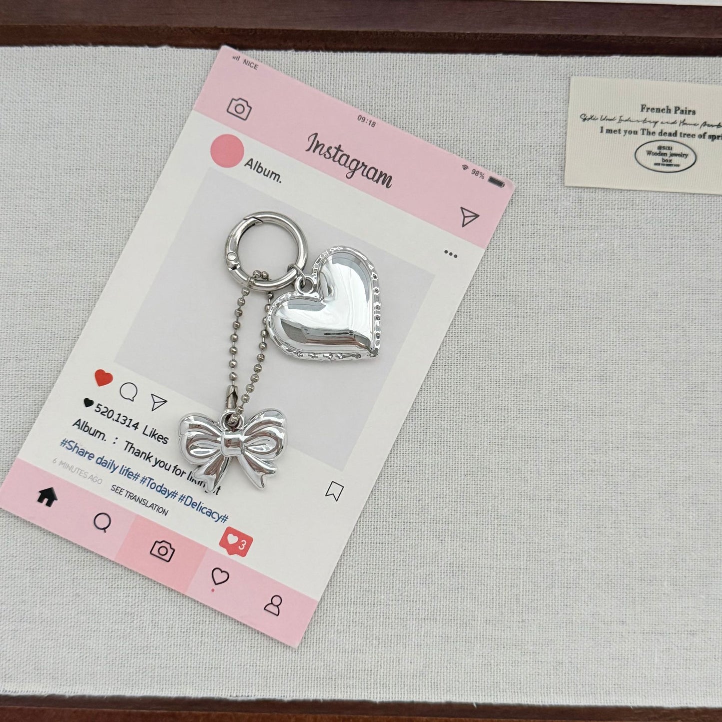 Herzförmiger Charm-Schlüsselanhänger mit Schleife Brehn