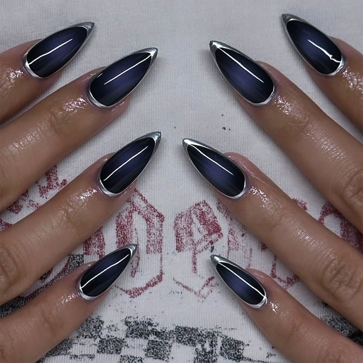 Kunstvolle Stiletto-Nägel mit Glamourösem Metallic-Finish Brehn