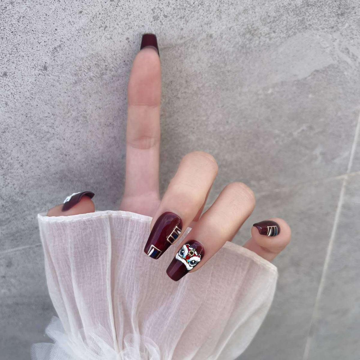 Künstlerisches dekoratives Press-On-Nagelkunst-Set