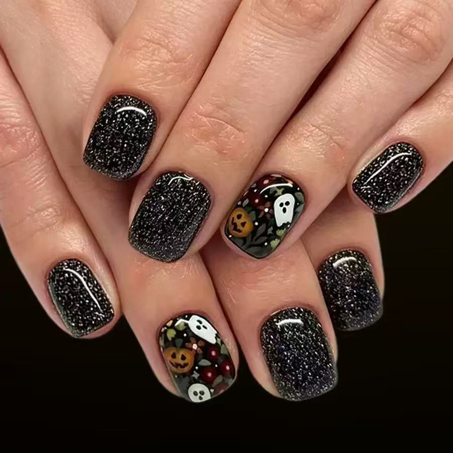 Kunstnagelset mit Halloween-Motiven und Glitzerakzenten Brehn