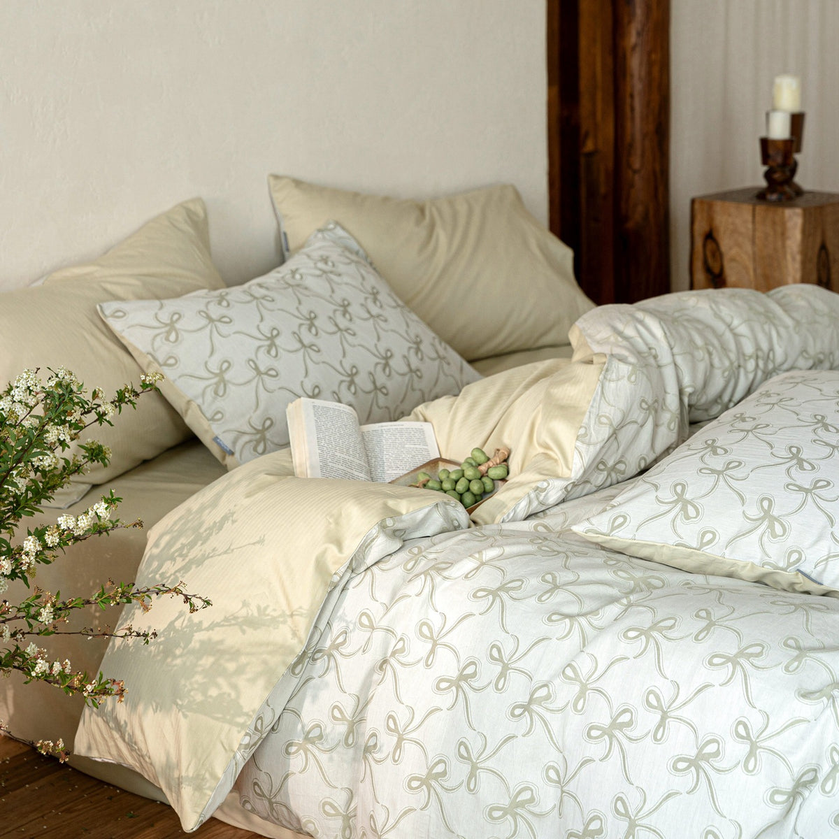 Duvetbezug-Garnitur aus Baumwoll‑Renforcé mit feinem Toile‑Blumenmuster und extraweichem Jersey‑Spannbettlaken