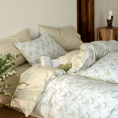 Duvetbezug-Garnitur aus Baumwoll‑Renforcé mit feinem Toile‑Blumenmuster und extraweichem Jersey‑Spannbettlaken