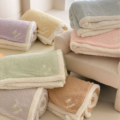 Kuschelige Sherpa-Tagesdecke mit wendbarem Fleece-Innenfutter