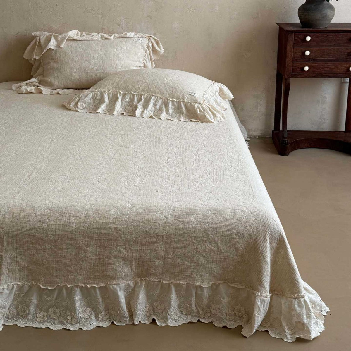 Vintage-inspirierte Rüschen-Bettwäschegarnitur aus Baumwoll‑Musselin mit feiner Blumenstickerei
