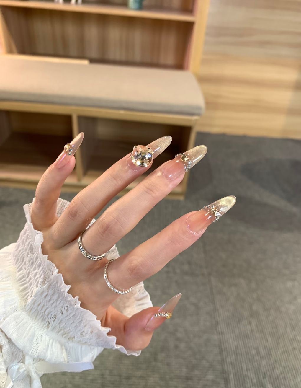 Glamouröse mit Kristallen besetzte Stiletto-Nagelkunstverzierungen