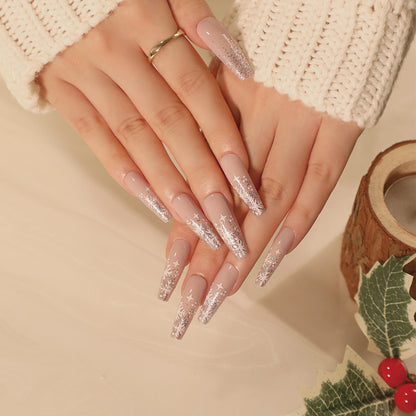 Kunstvolle Nagelkunst im Winterdesign mit Glitzer und Schneeflocken Brehn