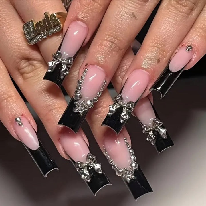 Kunstnagelset mit glamourösen Strassakzenten und eleganten 3D-Designs Brehn