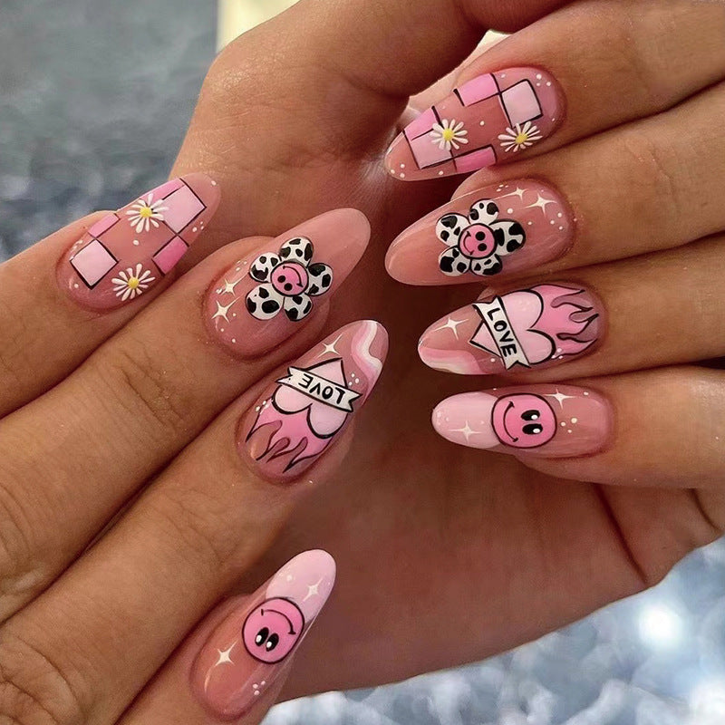 Kunstvolle Nagelverlängerungen mit verspieltem Design und einzigartigen Motiven Brehn