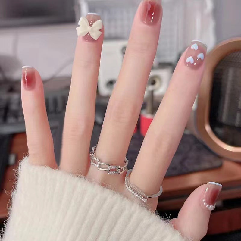 Kunstvolle und elegante Nagelkunst mit Schleifen-Akzenten Brehn