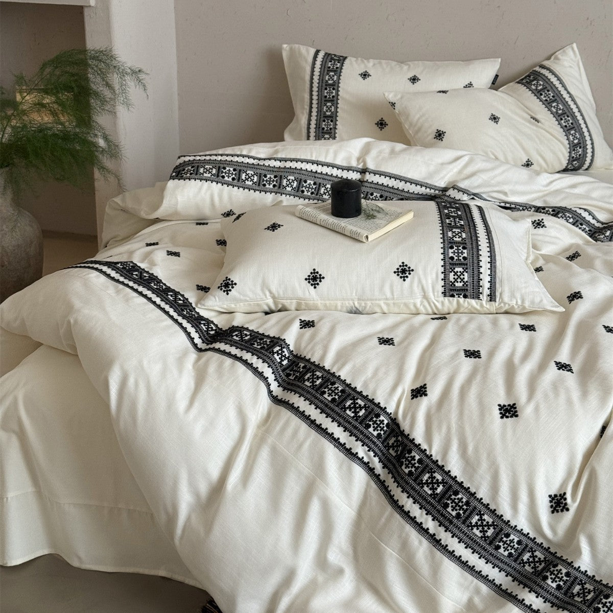 Handgestickte Boho Baumwoll-Leinen Bettdeckenbezug-Set mit dekorativem Rand und Umschlag-Kissenbezügen