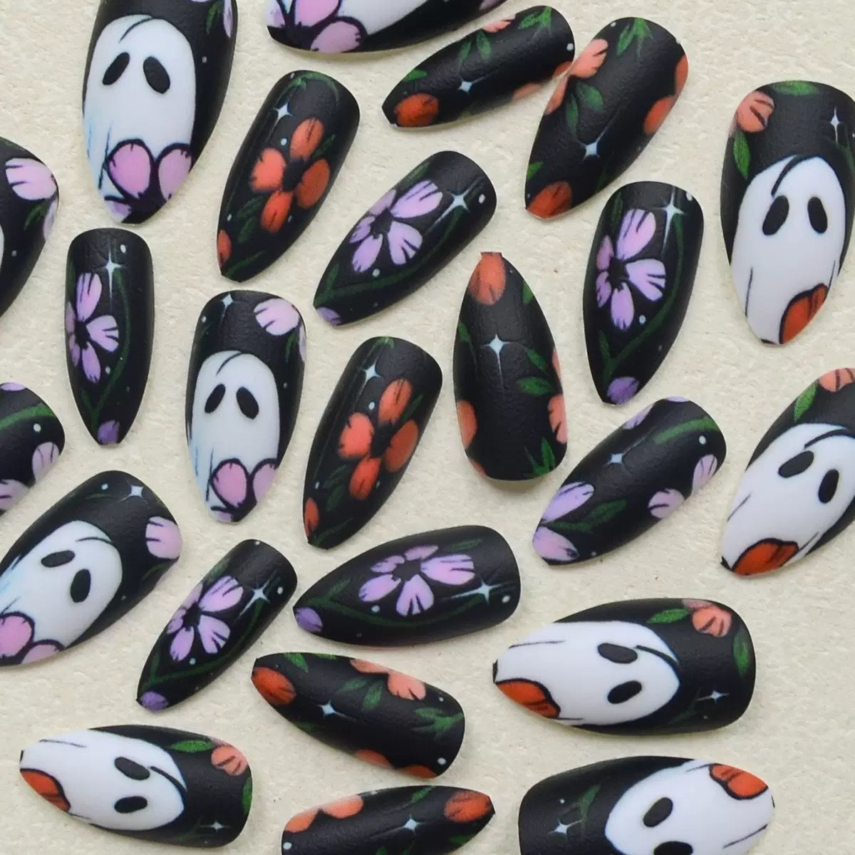 Künstliches Nagelset mit floralen und gespenstischen Designs Brehn
