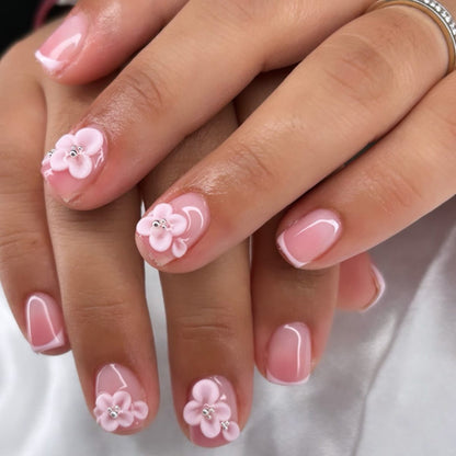 Kunstvolle Nagelkunst mit floralem Design Brehn
