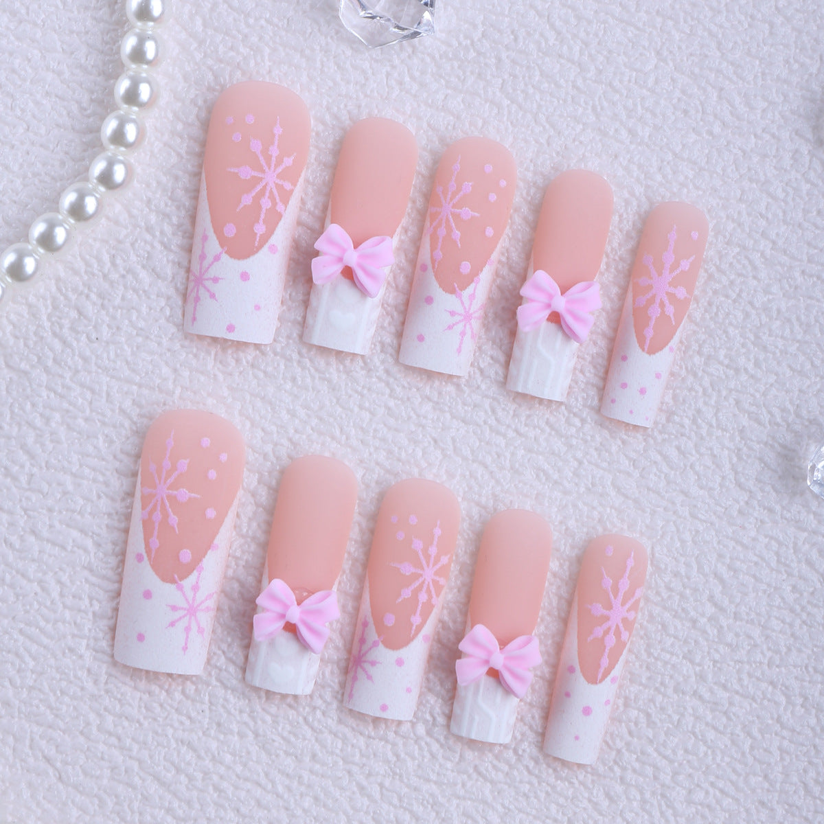 Künstliche Nagelspitzen mit Verspielten Schleifen und Schneeflocken Design Brehn