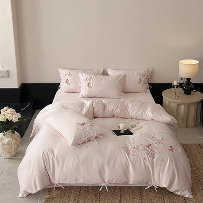 Satin-Bettwäschegarnitur mit floraler Stickerei, Schleifenbändern und seidiger Oberfläche