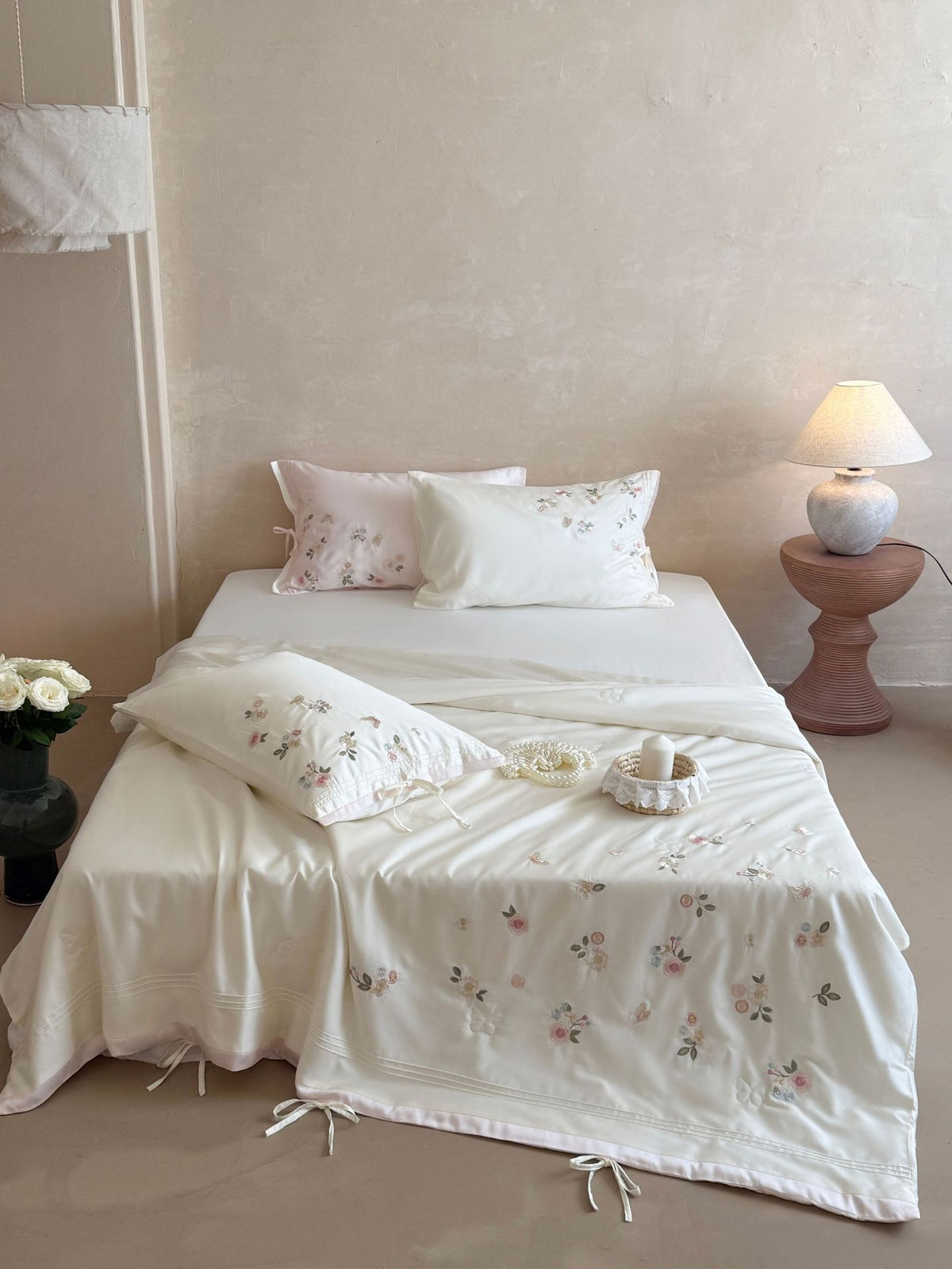 Luxuriöse Satin-Bettwäschegarnitur mit zarter Blumenstickerei und Bandverschluss Brehn