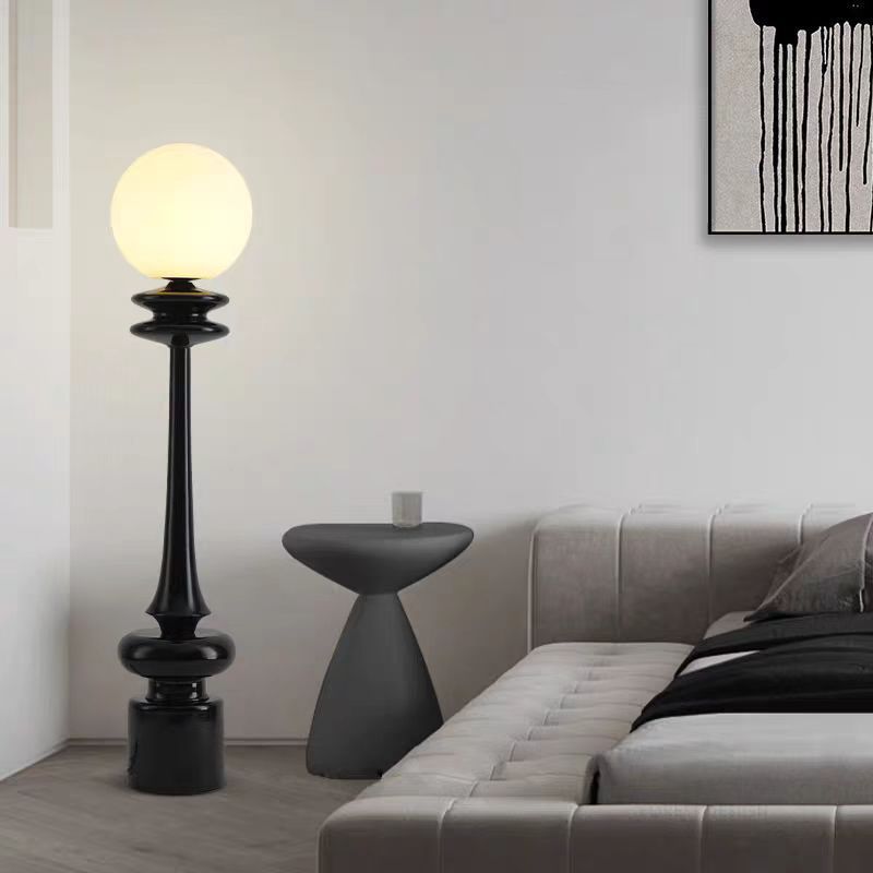 Moderne elegante Stehlampe mit künstlerischem Globus-Schirm