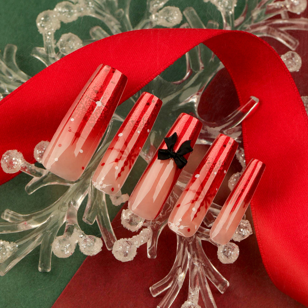 Künstliche Acryl-Nägel mit Glitzer- und Weihnachtsdesign Brehn