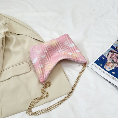 Gepolsterte Clutch-Handtasche mit Ketten-Detail