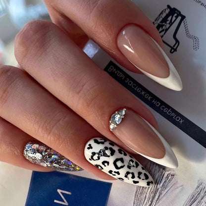 Kunstvolle Stiletto-Nägel mit Leopardenmuster und Glitzer-Akzenten Brehn