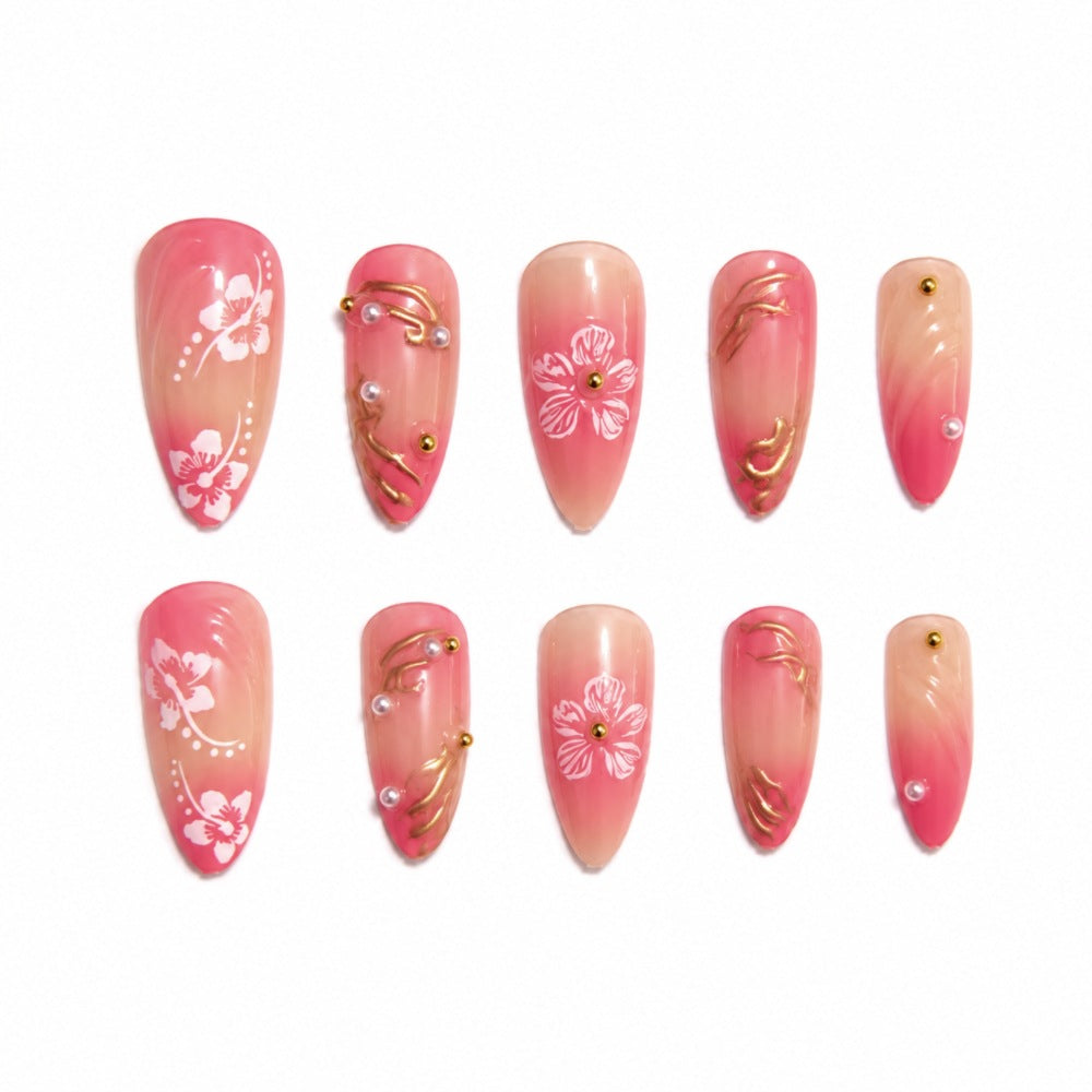 Kunstnägel mit Floralen Verzierungen und Goldakzenten Brehn