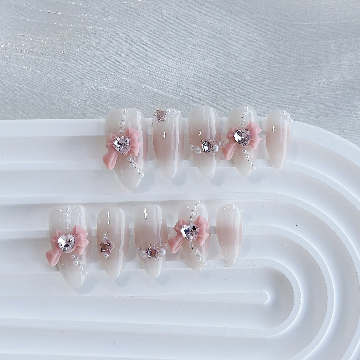 Künstlerisches Press-On Nagelkunstset mit Herz- und himmlischen Designs