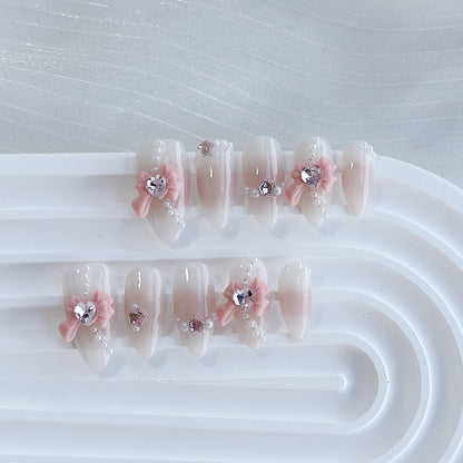 Künstlerisches Press-On Nagelkunstset mit Herz- und himmlischen Designs