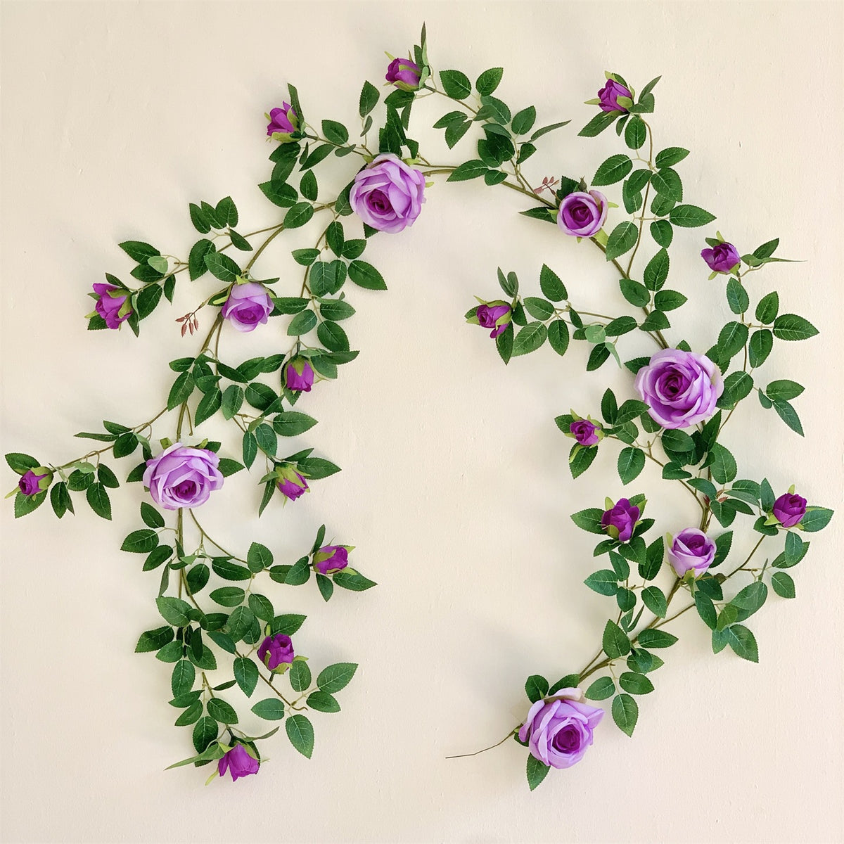 Dekorativer Blumen-Wandgirlande