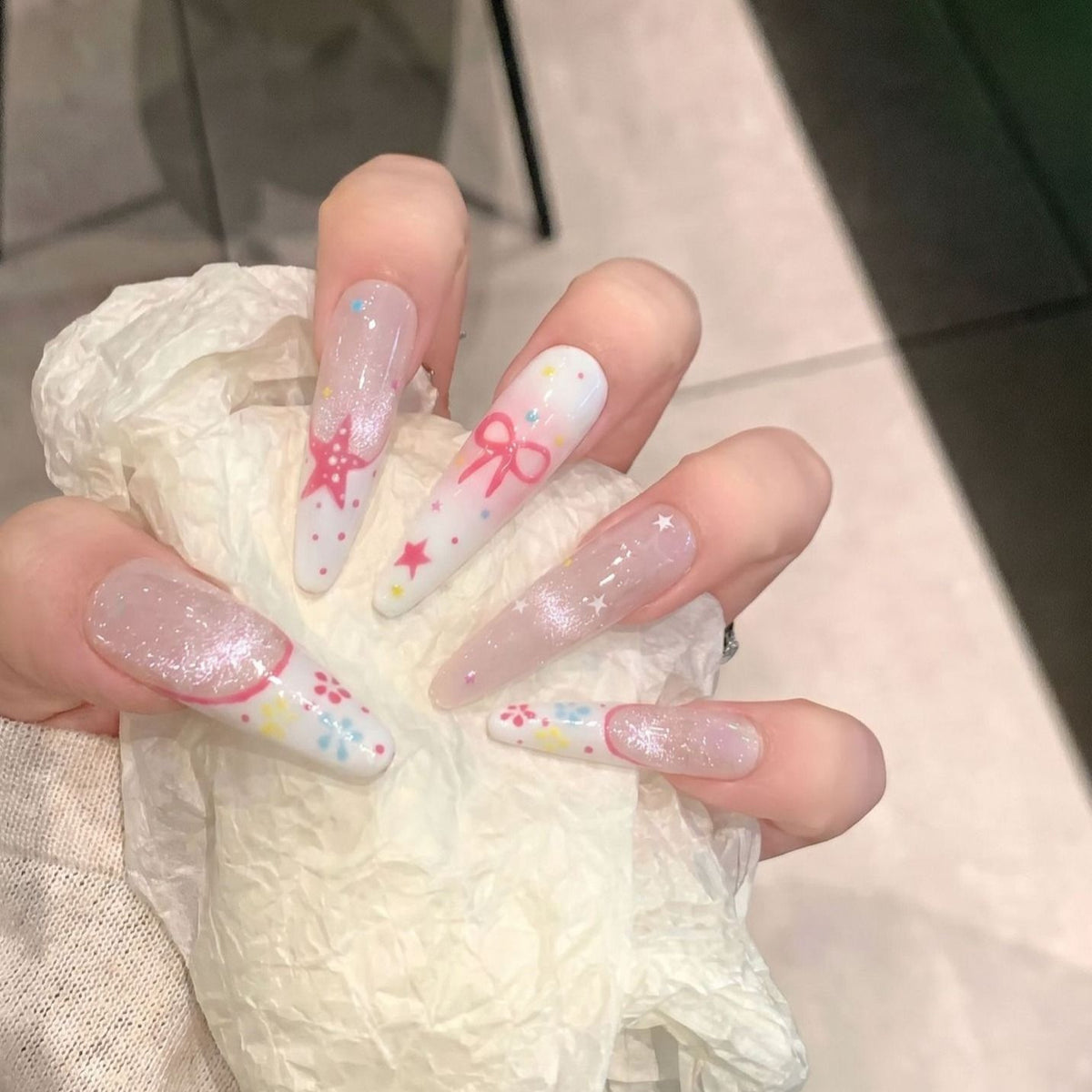 Künstlerisches Stiletto Press-On Nagelset mit einzigartigen Designelementen Brehn