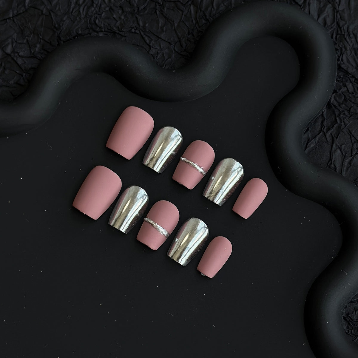 Dekoratives Press-On-Nail-Art-Set mit Metallic- und Matt-Finish
